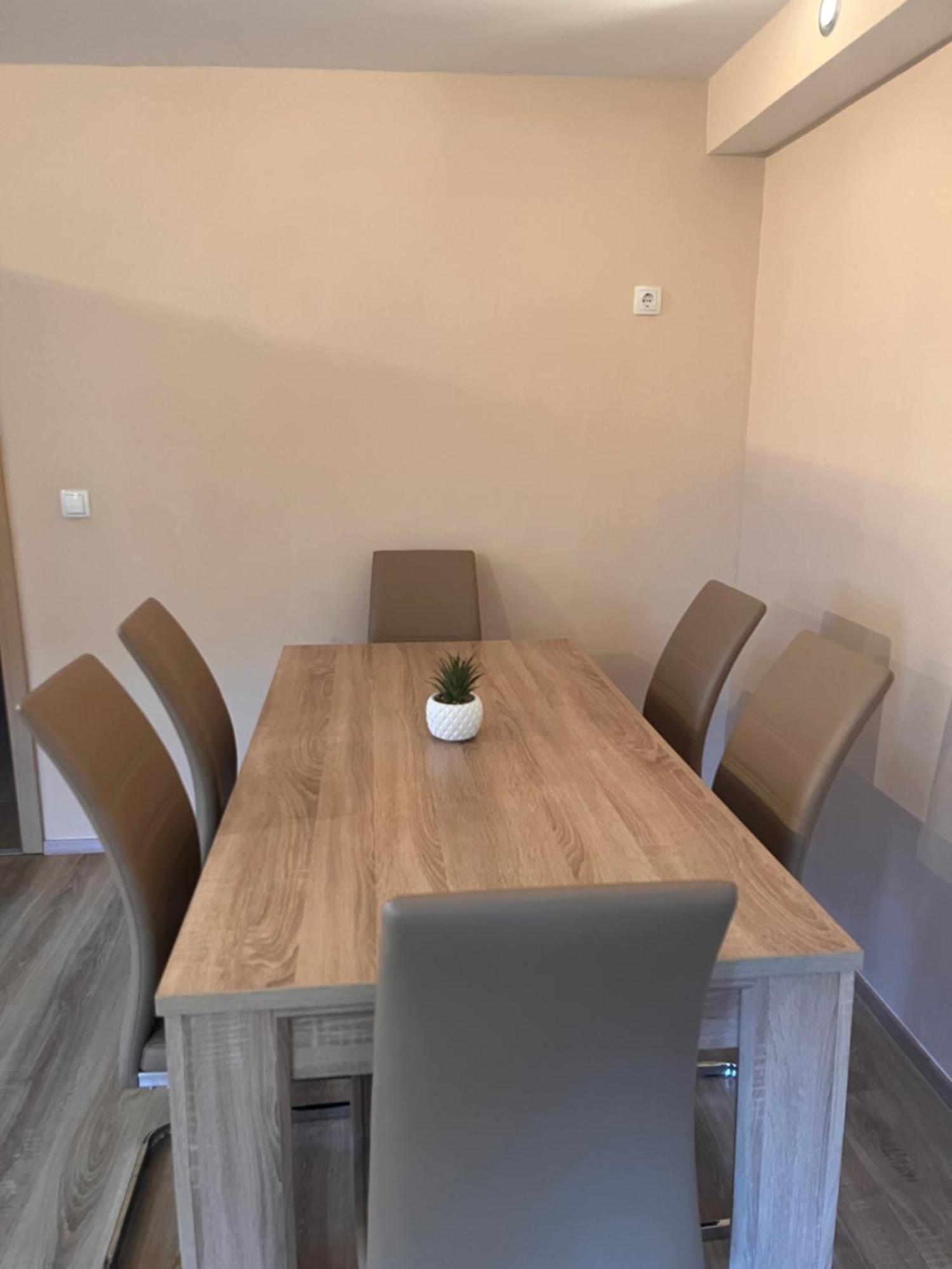 Apartment Pr Semnic *
